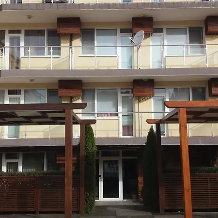 Private In Sunny House Family 네세부르