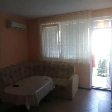 Private In Sunny House Family 아파트